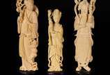 Três estatuetas de marfim representando duas gu... - Três estatuetas de marfim representando duas gueixas e ancião. Bases de madeira.