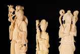 Três estatuetas de marfim representando duas gu... - Três estatuetas de marfim representando duas gueixas e ancião. Bases de madeira.