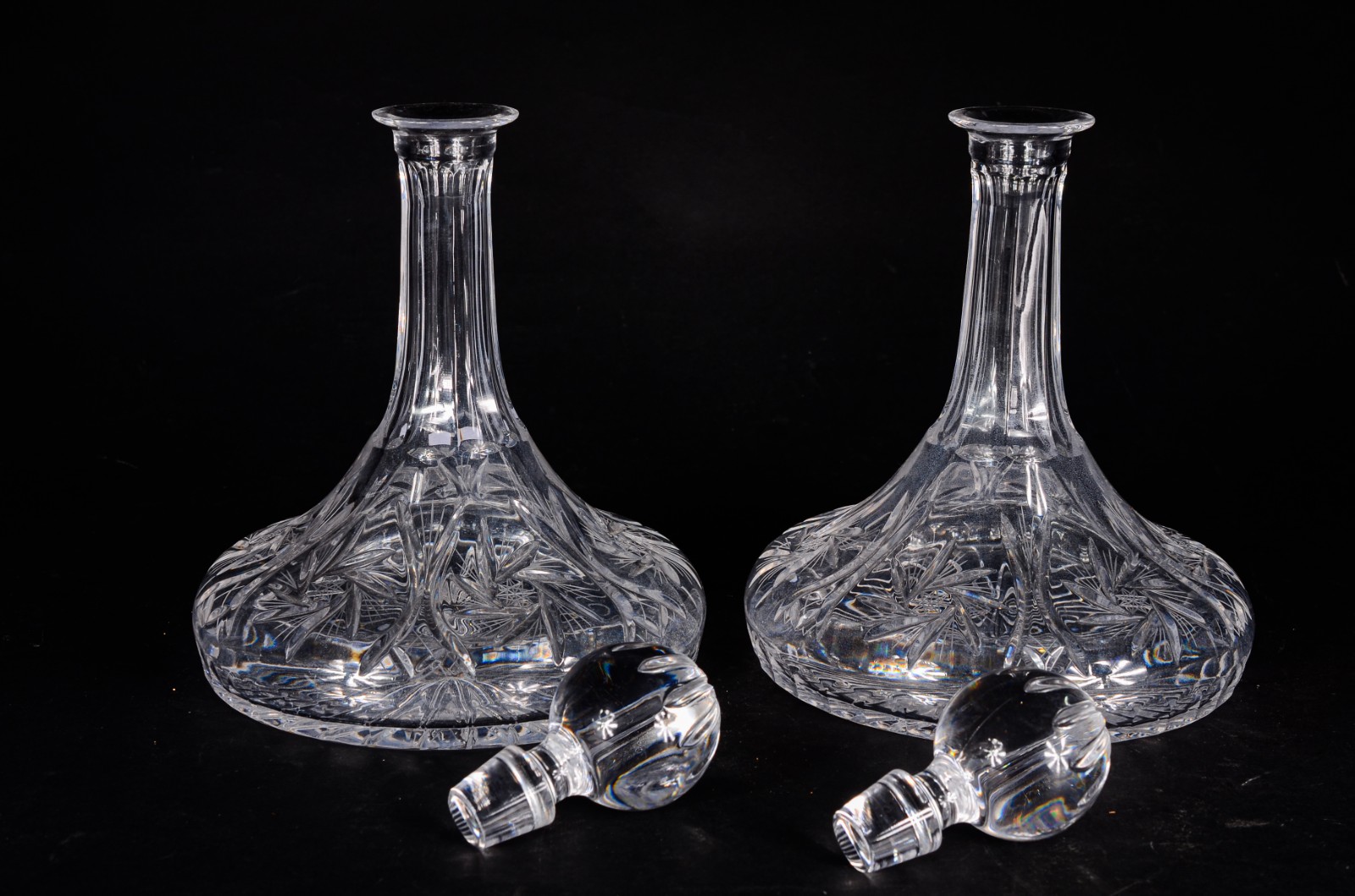 Par de garrafas "Captain Decanteur" de cristal tcheco lapidado. - foto 2 de 10