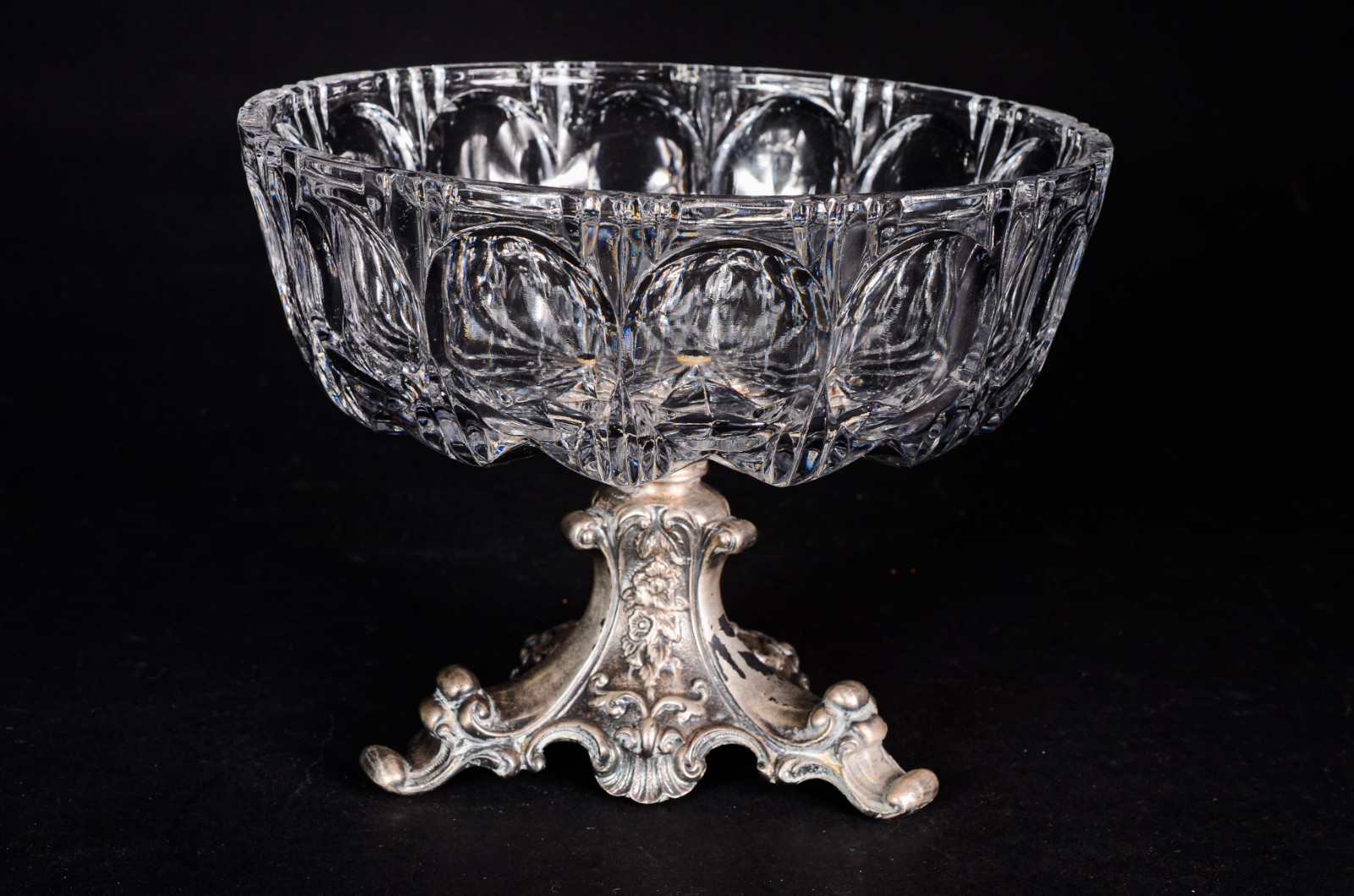 Fruteira de cristal lapidado com base de metal prateado. - foto 1 de 7