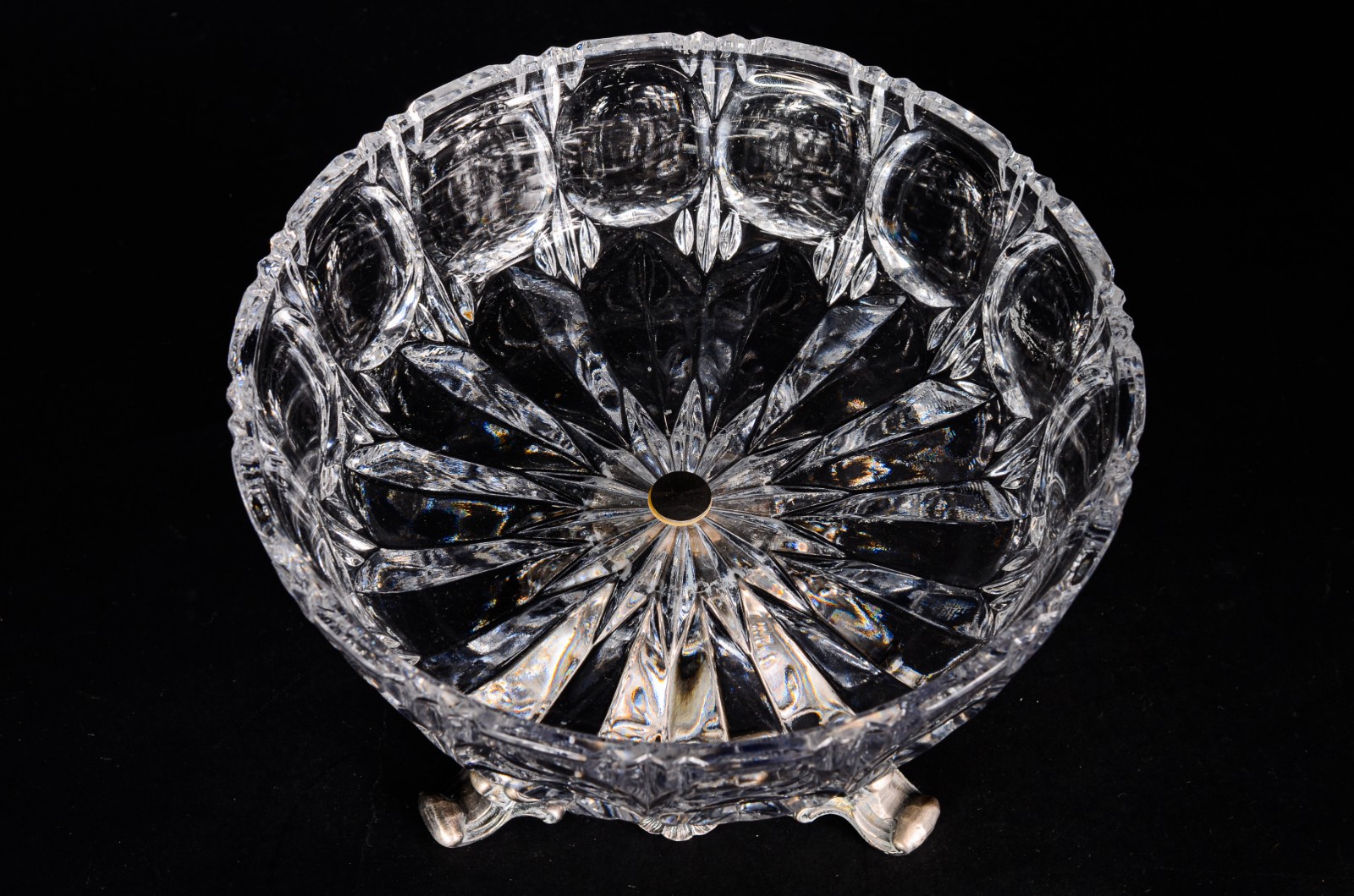 Fruteira de cristal lapidado com base de metal prateado. - foto 4 de 7