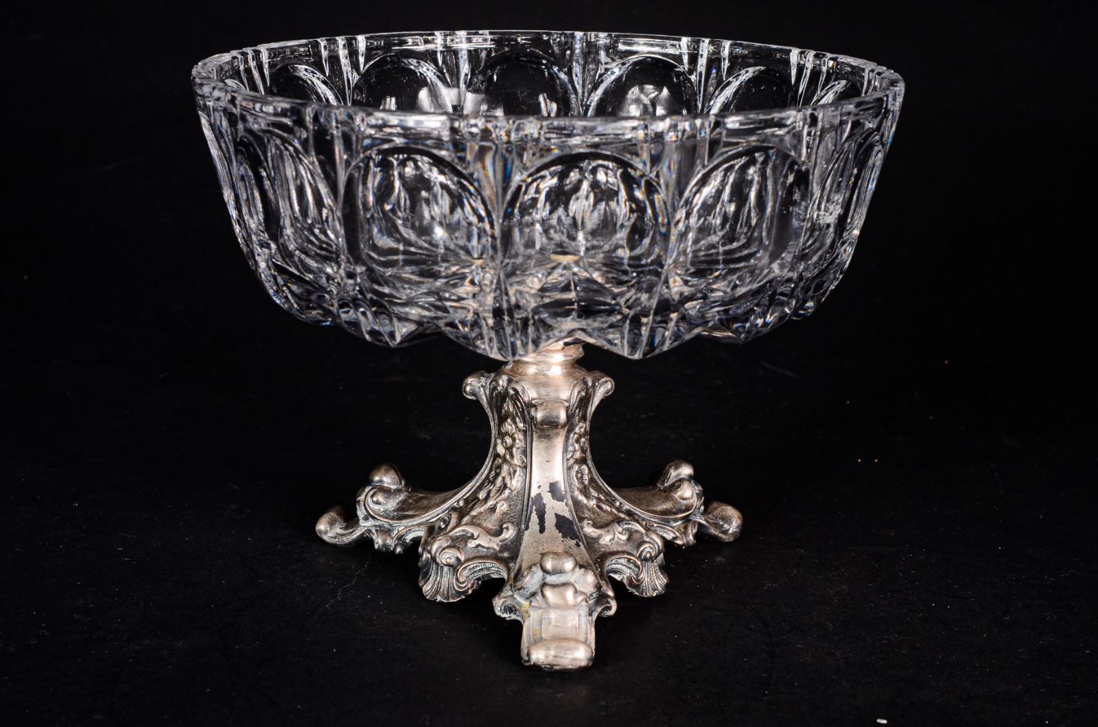 Fruteira de cristal lapidado com base de metal prateado. - foto 6 de 7