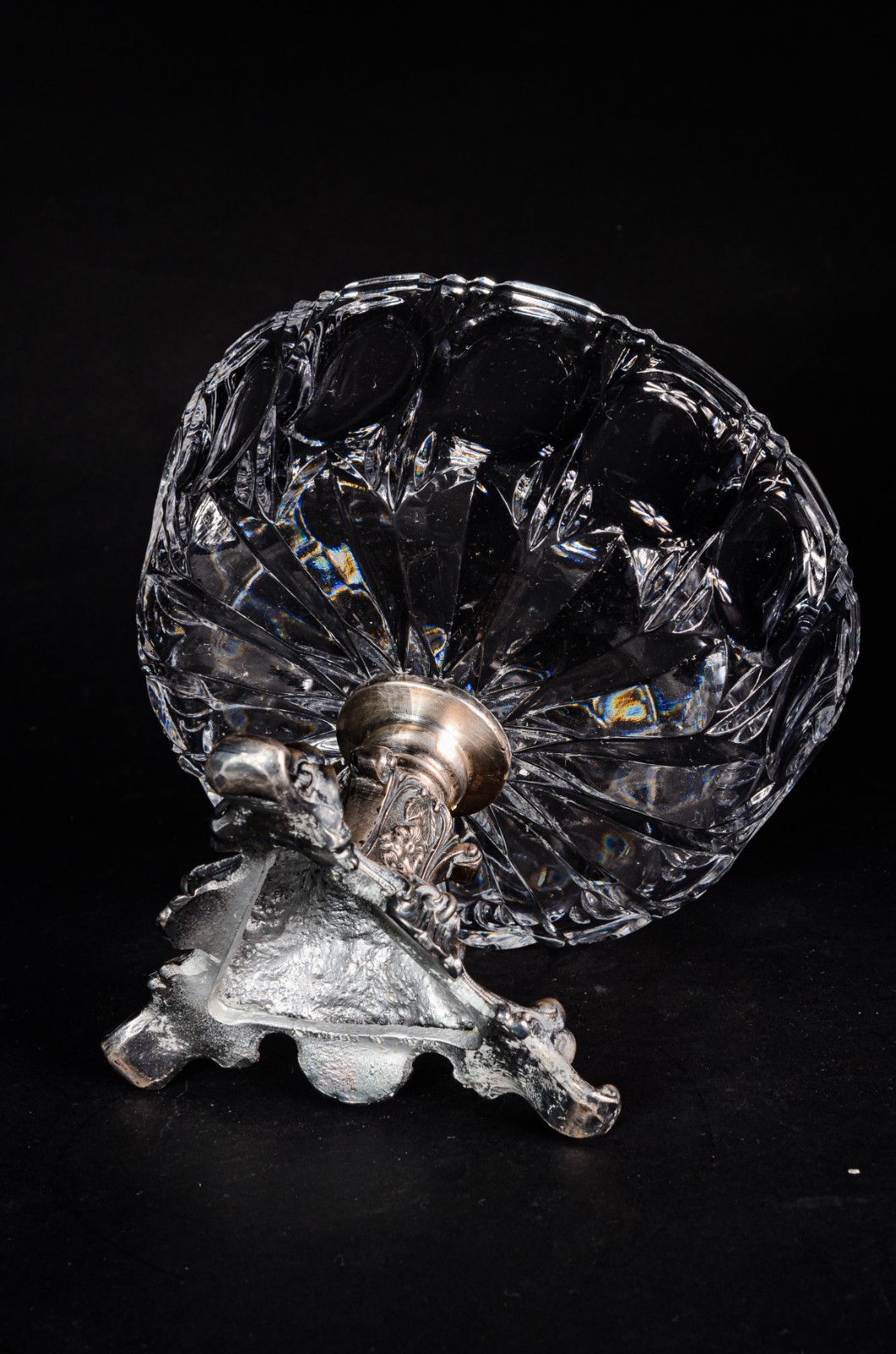 Fruteira de cristal lapidado com base de metal prateado. - foto 7 de 7