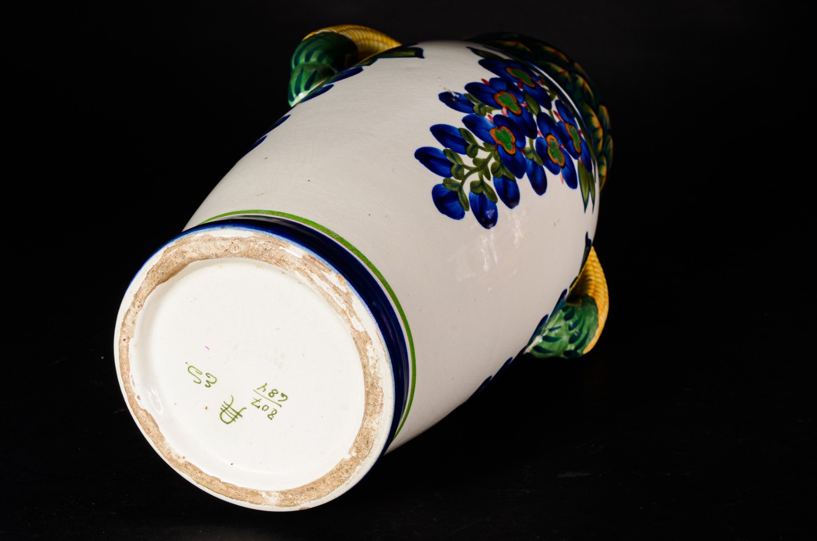 Vaso com alças de cerâmica europeia, decoração floral em policromia... - foto 7 de 8