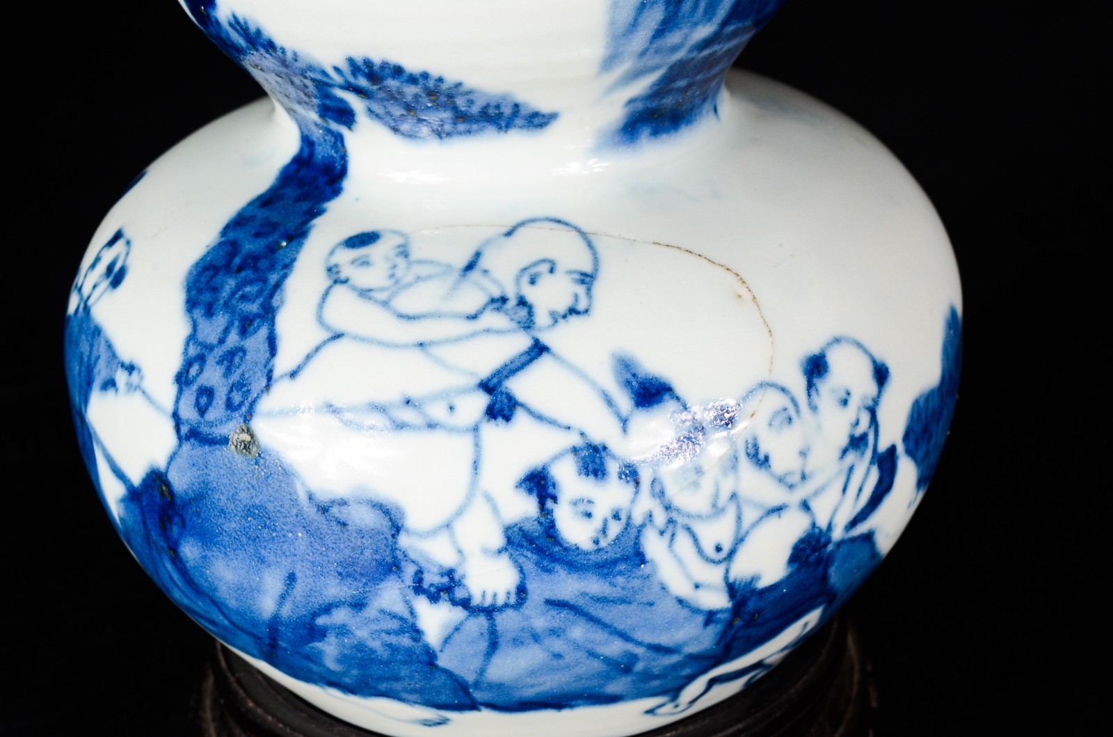 Vaso de porcelana chinesa moldada em gomos, decorada com figuras e... - foto 2 de 9