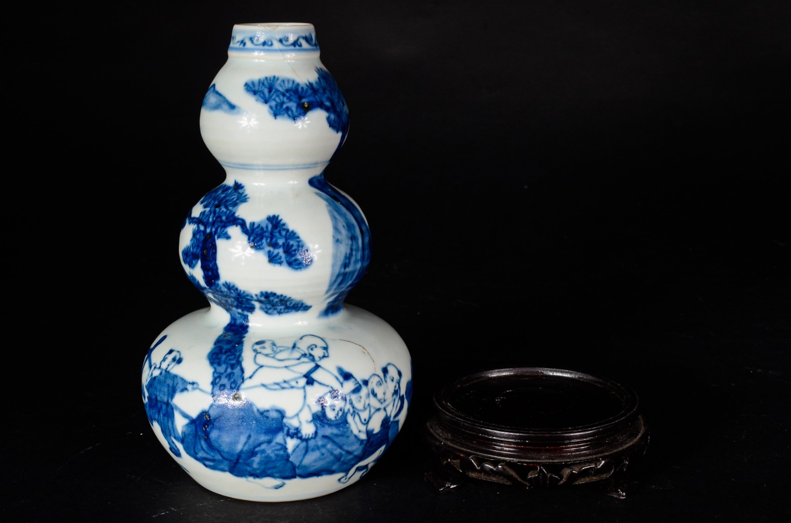 Vaso de porcelana chinesa moldada em gomos, decorada com figuras e... - foto 7 de 9
