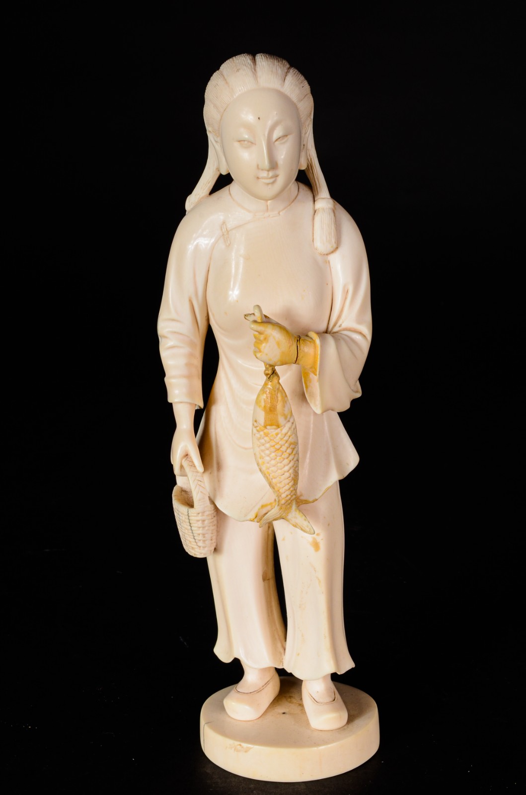 Estatueta de marfim representando "Figura feminina com peixe". Uma... - foto 1 de 8