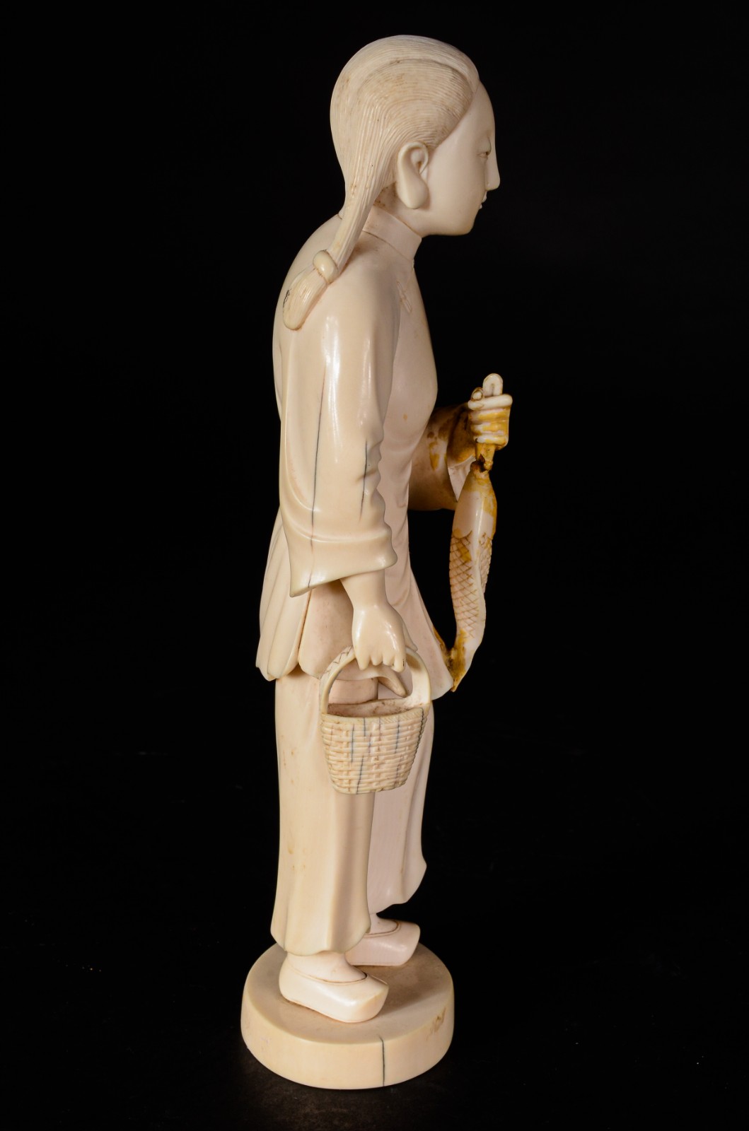 Estatueta de marfim representando "Figura feminina com peixe". Uma... - foto 2 de 8