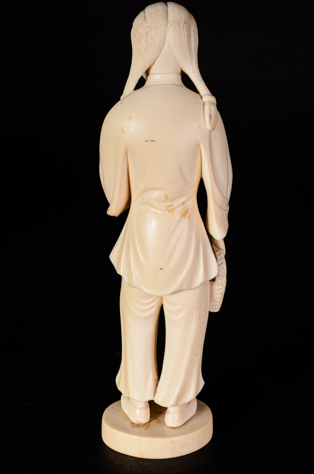 Estatueta de marfim representando "Figura feminina com peixe". Uma... - foto 4 de 8