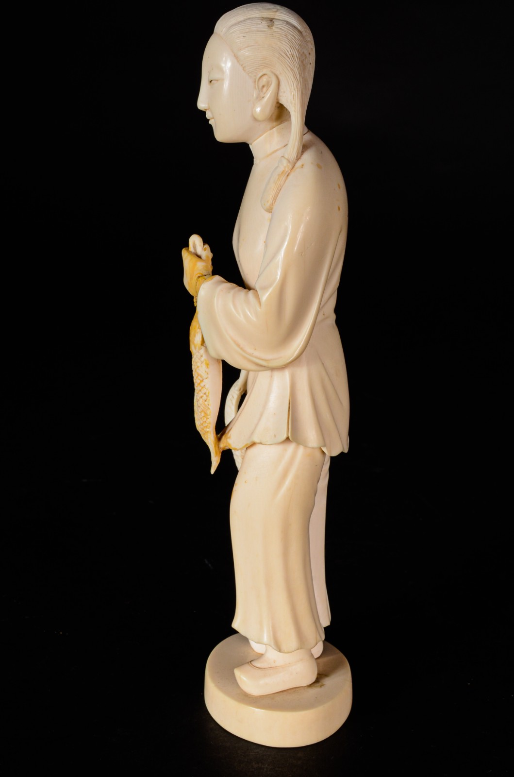Estatueta de marfim representando "Figura feminina com peixe". Uma... - foto 5 de 8