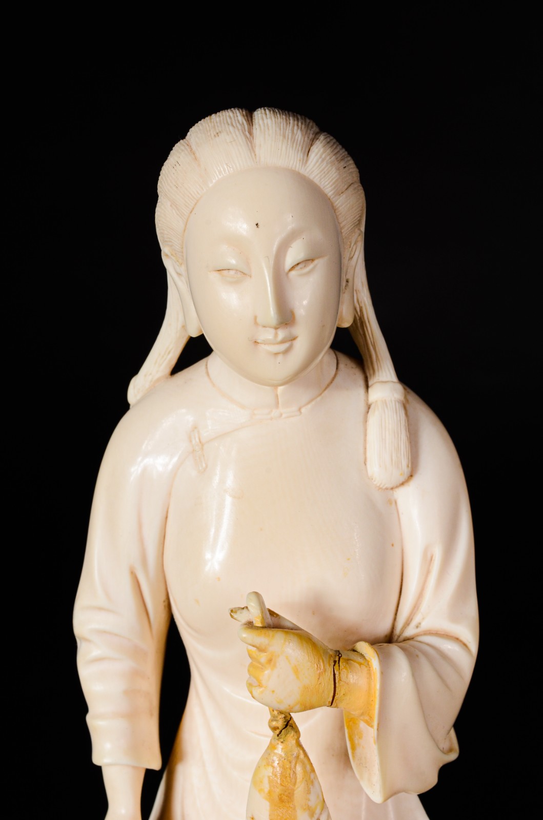 Estatueta de marfim representando "Figura feminina com peixe". Uma... - foto 7 de 8