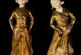 Duas pequenas estatuetas europeias de bronze e ... - Duas pequenas estatuetas europeias de bronze e marfim representando casal de jovens camponeses, bases de mármore.