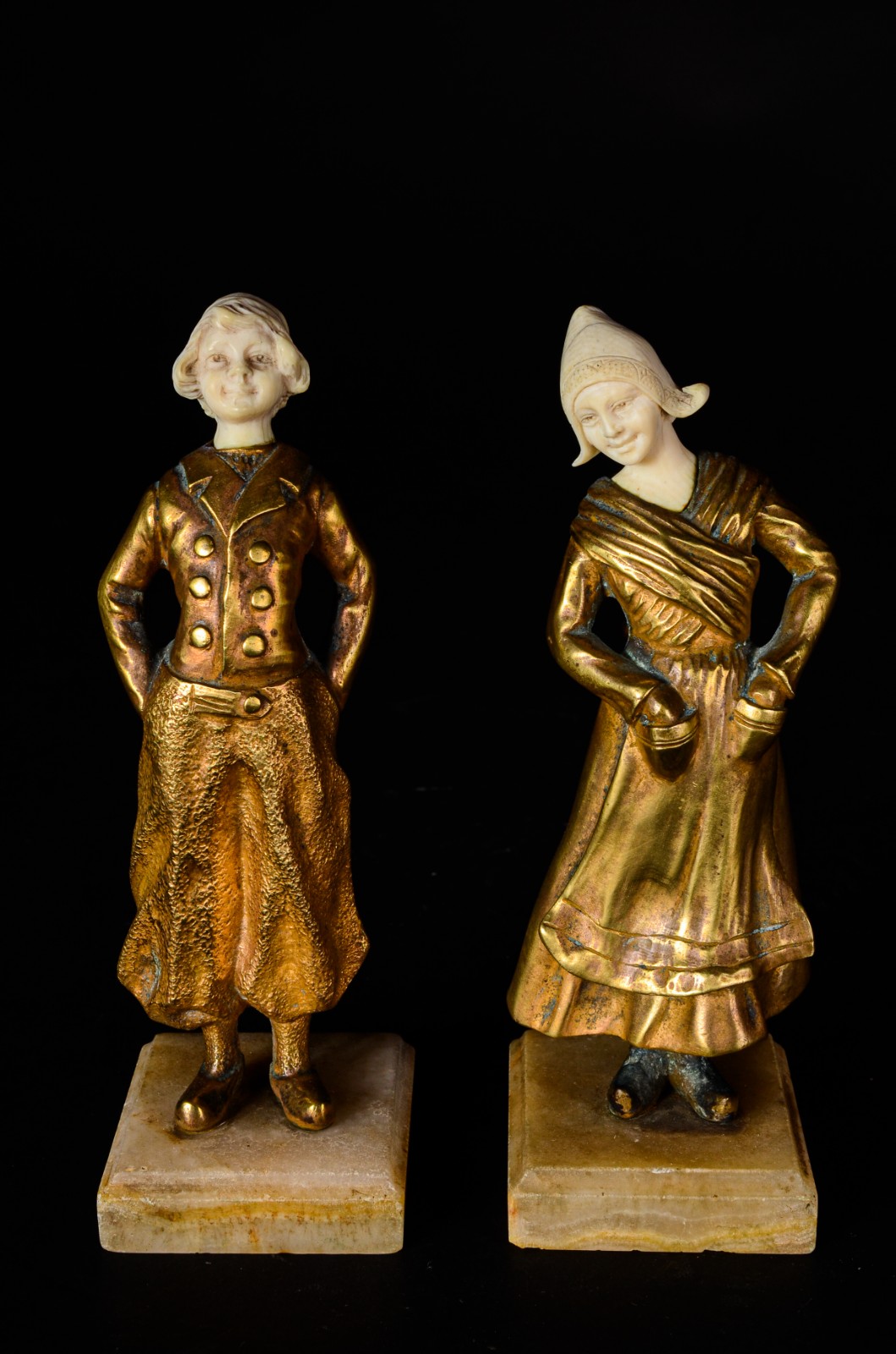 Duas pequenas estatuetas europeias de bronze e marfim representando... - foto 1 de 7