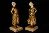 Duas pequenas estatuetas europeias de bronze e ... - Duas pequenas estatuetas europeias de bronze e marfim representando casal de jovens camponeses, bases de mármore.