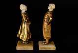 Duas pequenas estatuetas europeias de bronze e ... - Duas pequenas estatuetas europeias de bronze e marfim representando casal de jovens camponeses, bases de mármore.