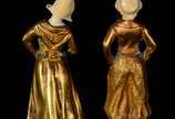 Duas pequenas estatuetas europeias de bronze e ... - Duas pequenas estatuetas europeias de bronze e marfim representando casal de jovens camponeses, bases de mármore.