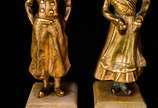 Duas pequenas estatuetas europeias de bronze e ... - Duas pequenas estatuetas europeias de bronze e marfim representando casal de jovens camponeses, bases de mármore.
