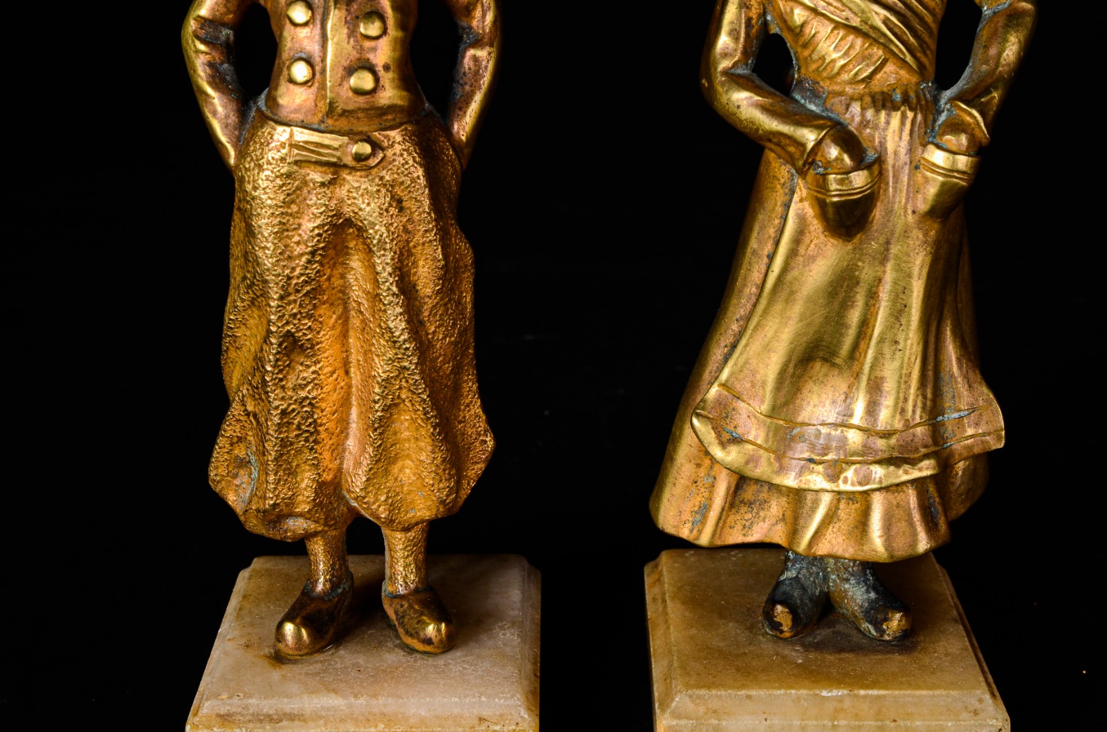 Duas pequenas estatuetas europeias de bronze e marfim representando... - foto 5 de 7