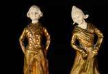 Duas pequenas estatuetas europeias de bronze e ... - Duas pequenas estatuetas europeias de bronze e marfim representando casal de jovens camponeses, bases de mármore.