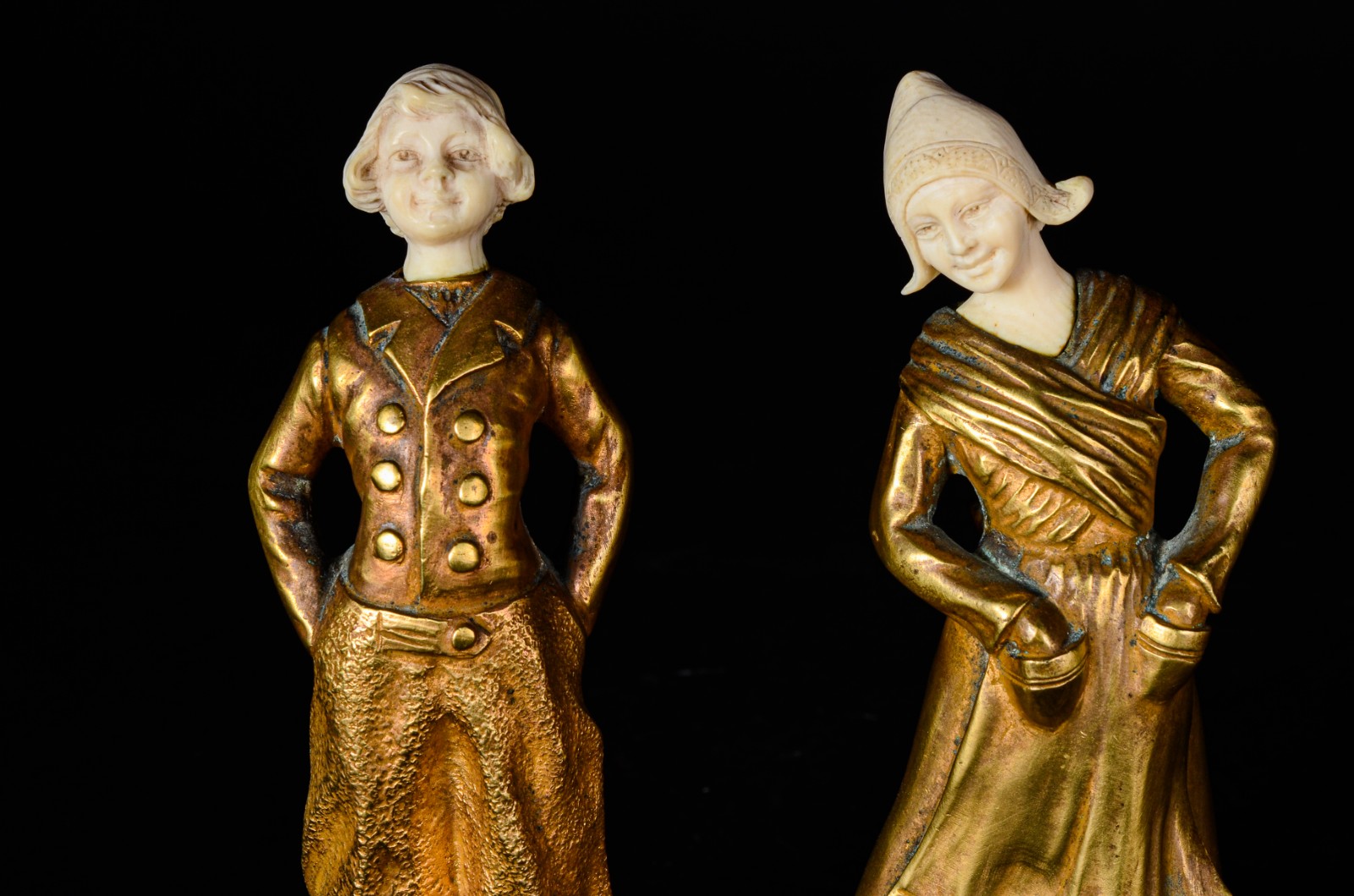 Duas pequenas estatuetas europeias de bronze e marfim representando... - foto 6 de 7