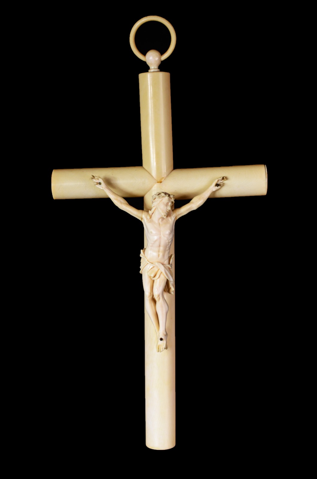 Antigo crucifixo com figura de Cristo esculpida em marfim de boa... - foto 1 de 5
