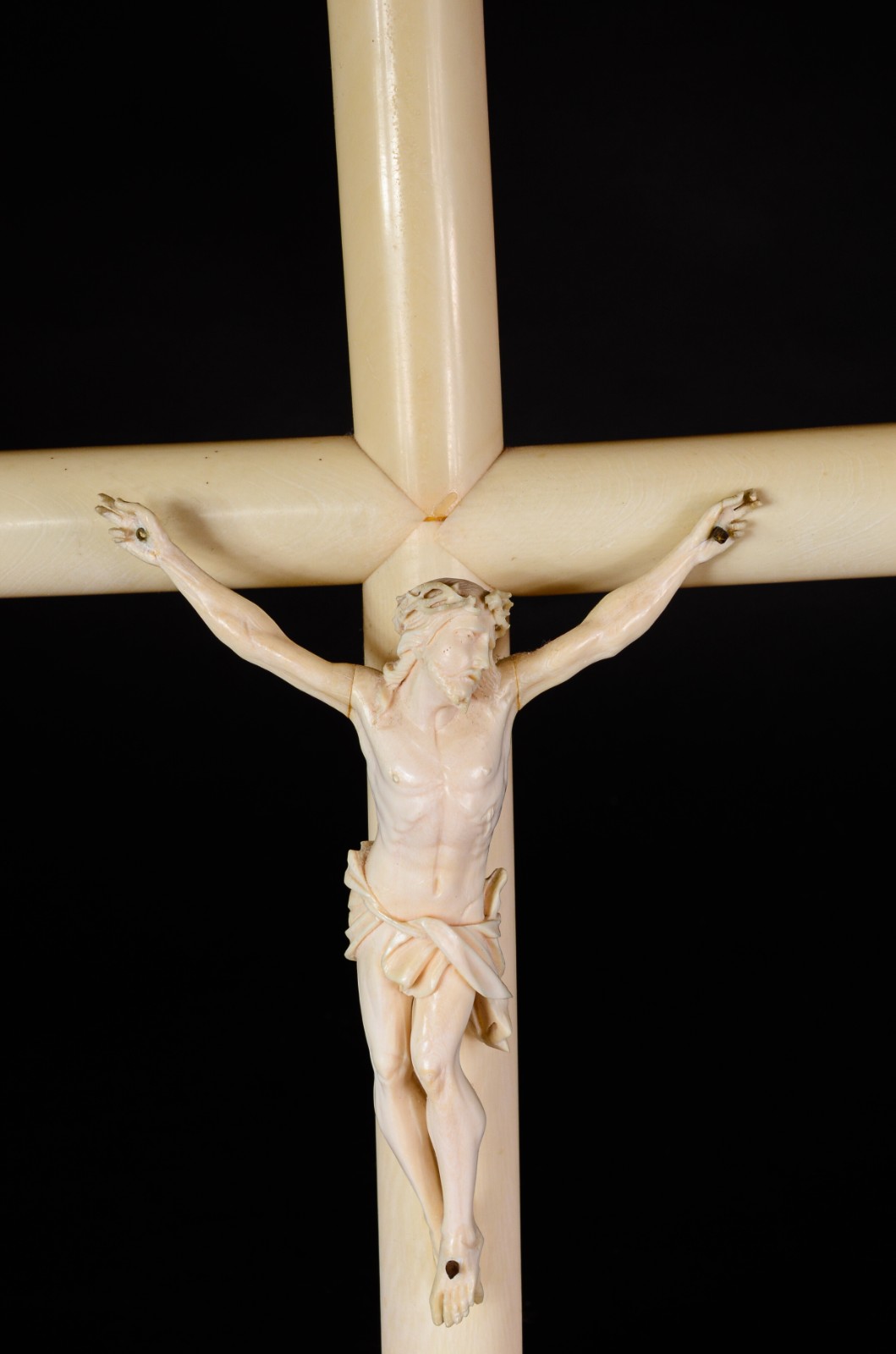 Antigo crucifixo com figura de Cristo esculpida em marfim de boa... - foto 3 de 5