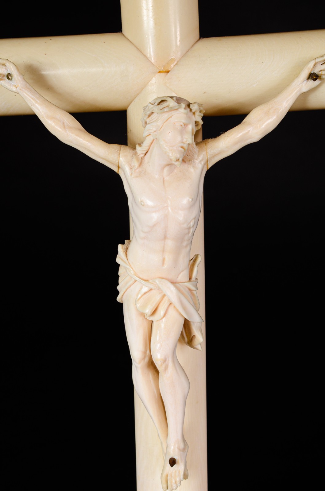 Antigo crucifixo com figura de Cristo esculpida em marfim de boa... - foto 4 de 5