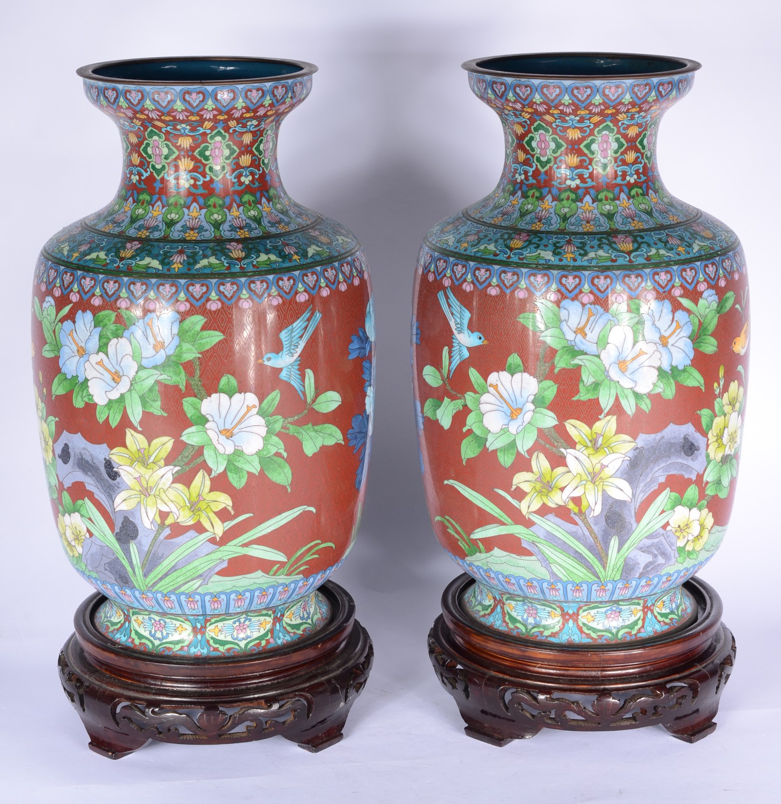 Par de vasos bojudos de cloisonné com flores policromadas sobre fundo... - foto 1 de 6