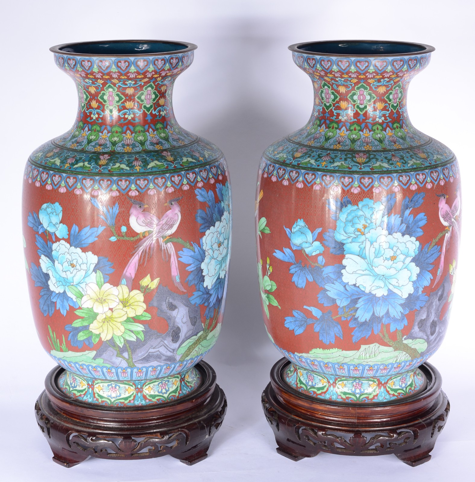 Par de vasos bojudos de cloisonné com flores policromadas sobre fundo... - foto 2 de 6