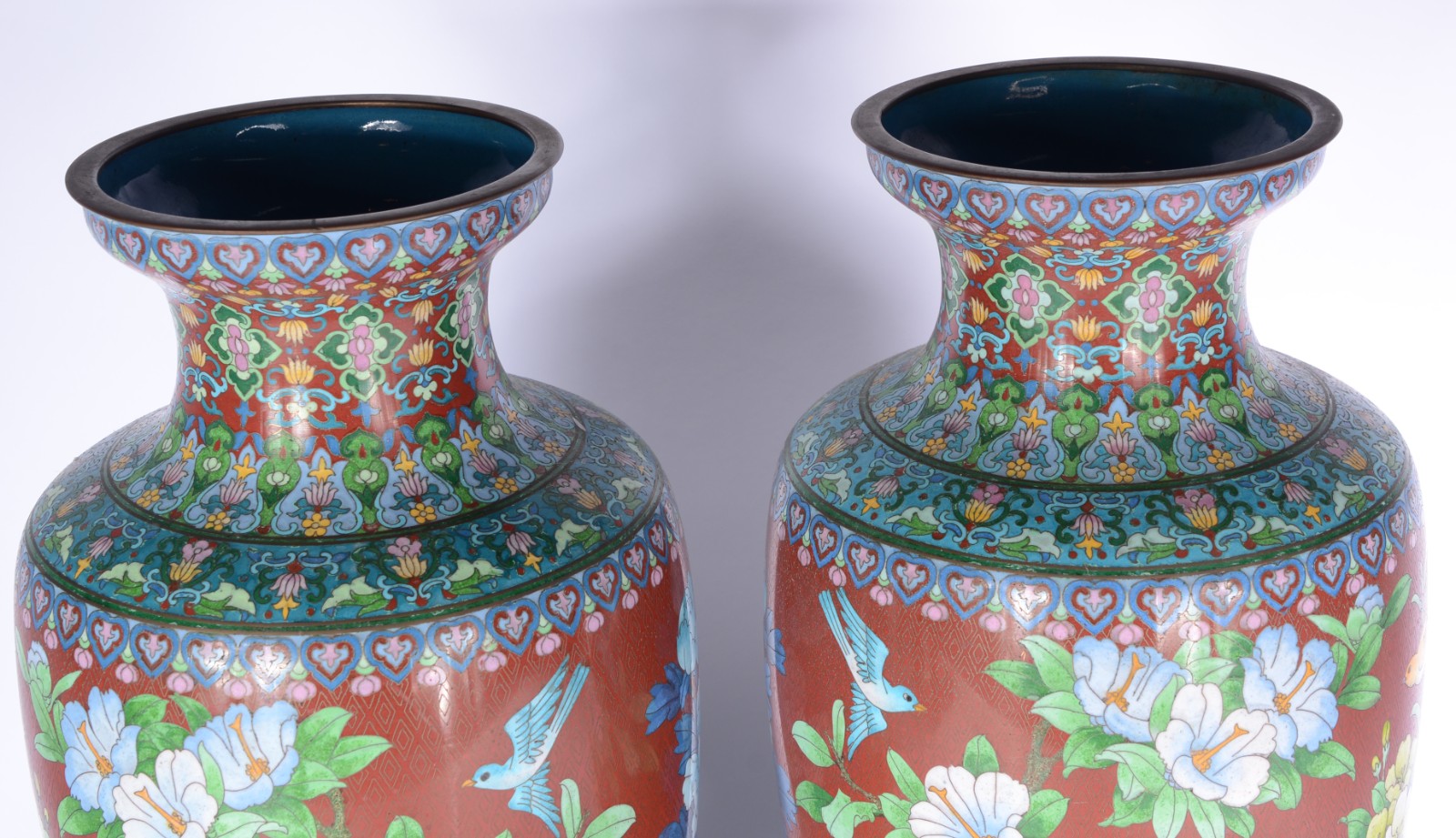 Par de vasos bojudos de cloisonné com flores policromadas sobre fundo... - foto 3 de 6