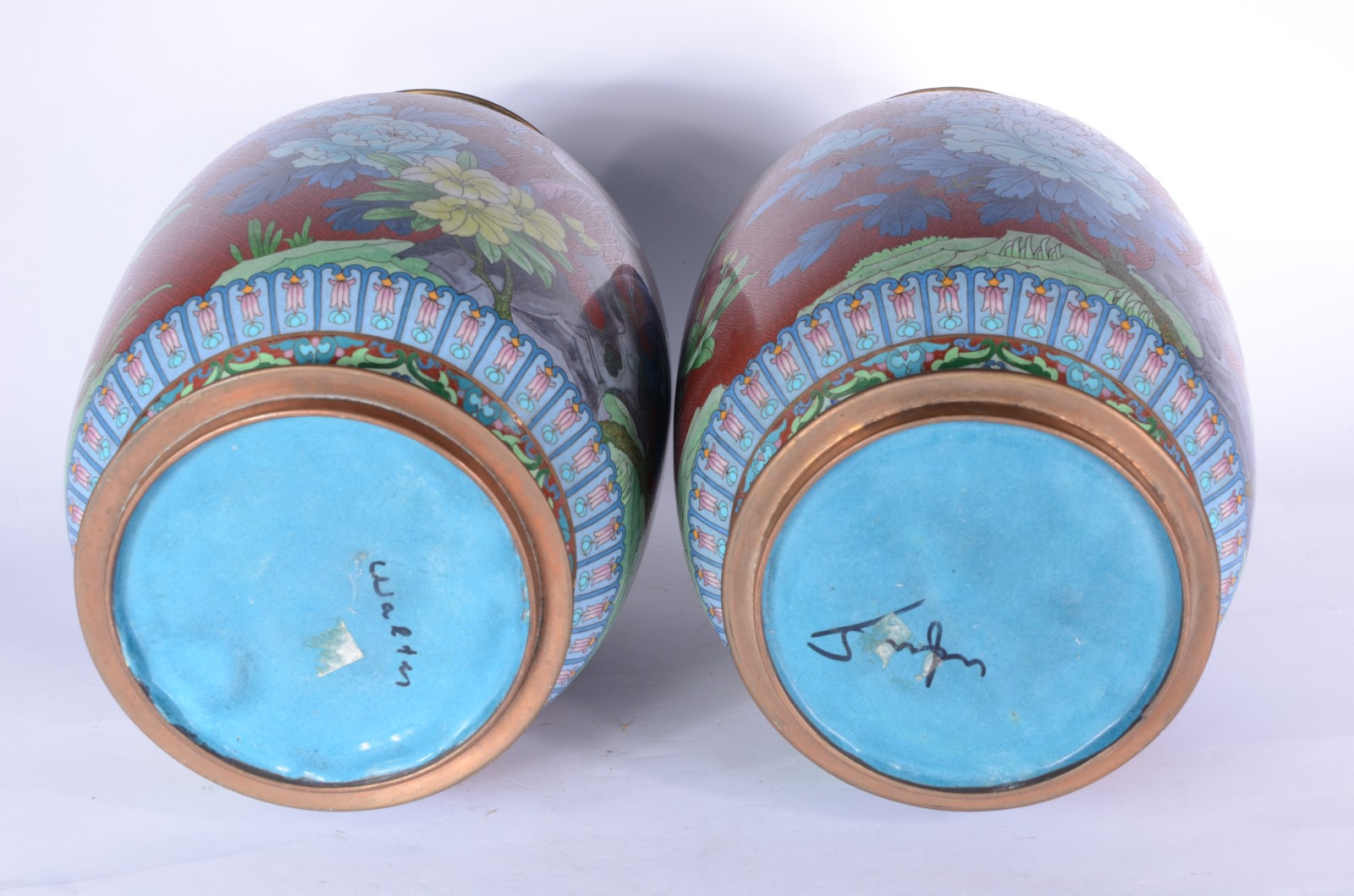 Par de vasos bojudos de cloisonné com flores policromadas sobre fundo... - foto 4 de 6