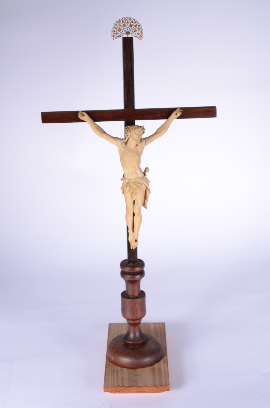 Crucifixo de madeira nobre com figura de Cristo esculpido em marfim... - foto 1 de 6
