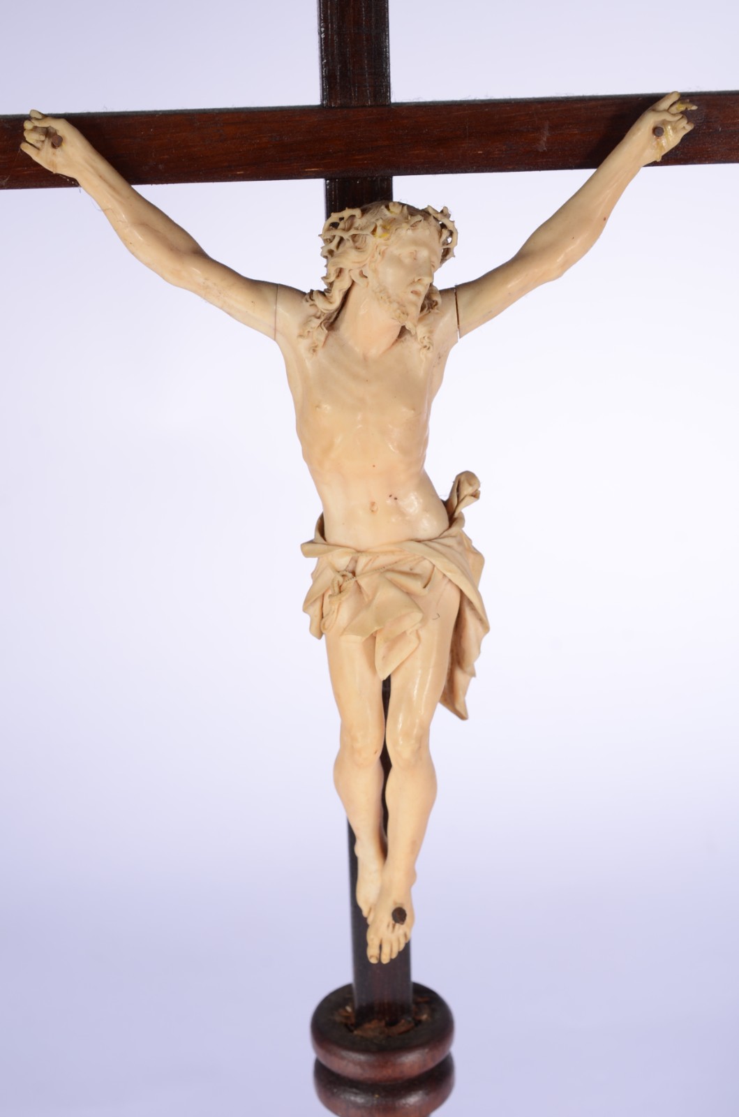 Crucifixo de madeira nobre com figura de Cristo esculpido em marfim... - foto 2 de 6