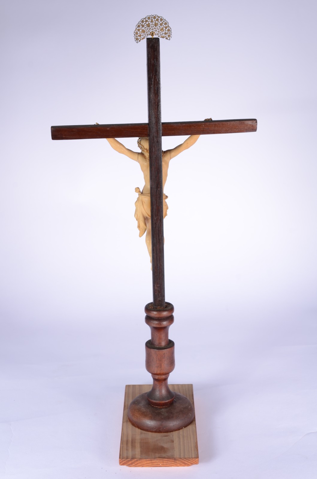 Crucifixo de madeira nobre com figura de Cristo esculpido em marfim... - foto 5 de 6