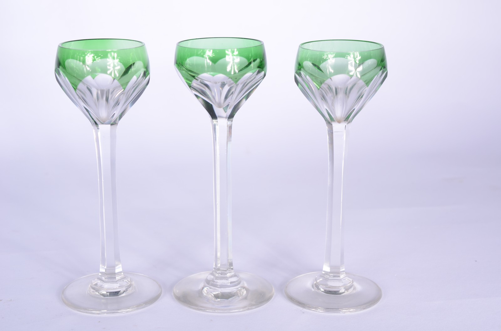 Conjunto com licoreira e 3 cálices de cristal doublé verde lapidação... - foto 2 de 6