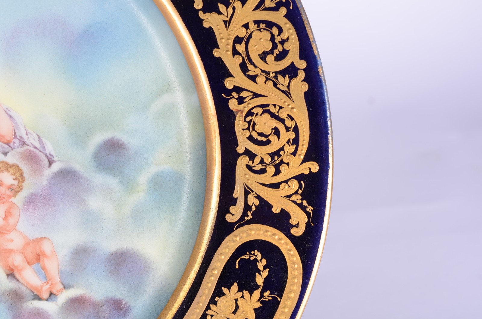 Prato de porcelana francesa pintado à mão com figura feminina e... - foto 4 de 7