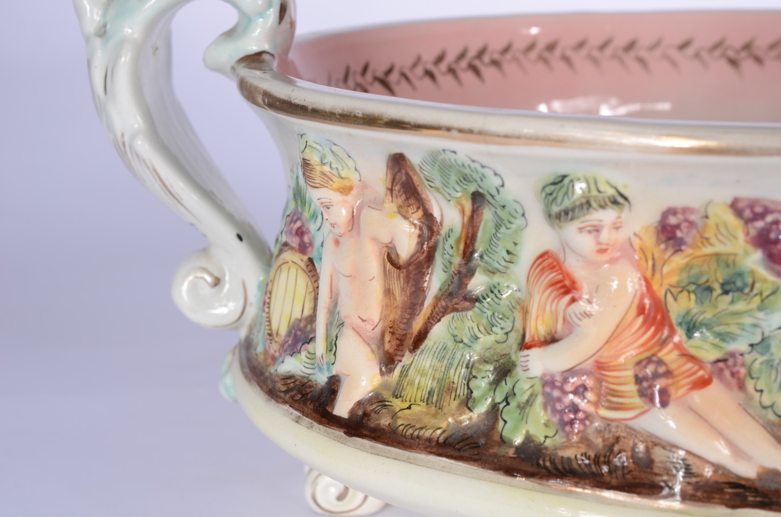 Fruteira de porcelana italiana Capo Di Monti, decorada com figuras de... - foto 2 de 6