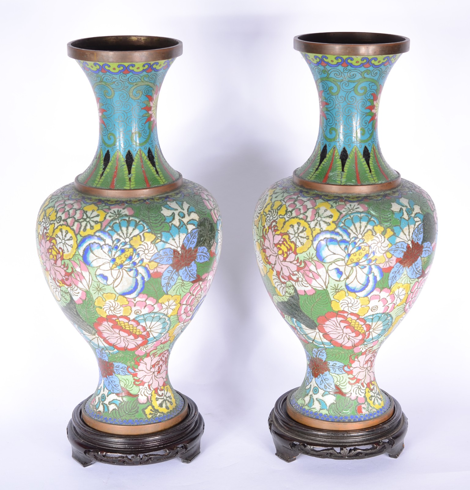 Par de vasos de cloisonné chines ricamente decorados com flores em... - foto 1 de 6