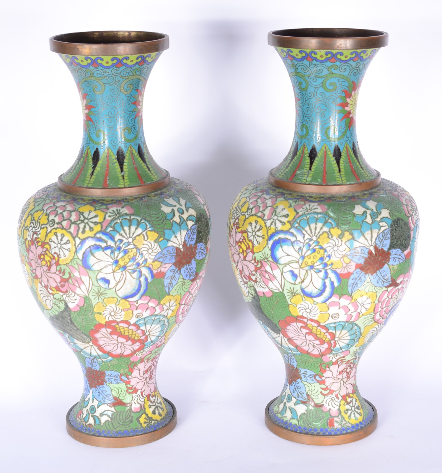 Par de vasos de cloisonné chines ricamente decorados com flores em... - foto 2 de 6