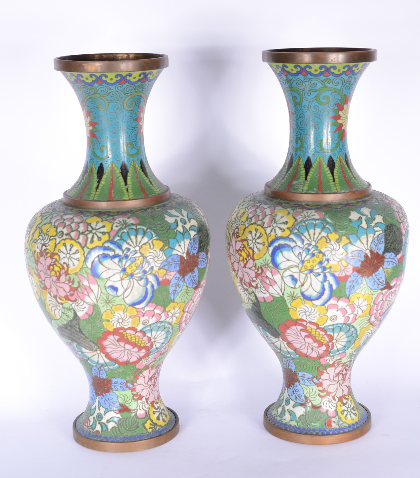 Par de vasos de cloisonné chines ricamente decorados com flores em... - foto 3 de 6