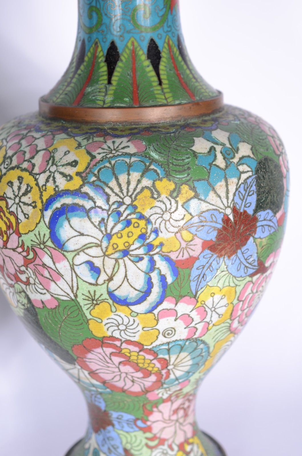 Par de vasos de cloisonné chines ricamente decorados com flores em... - foto 4 de 6