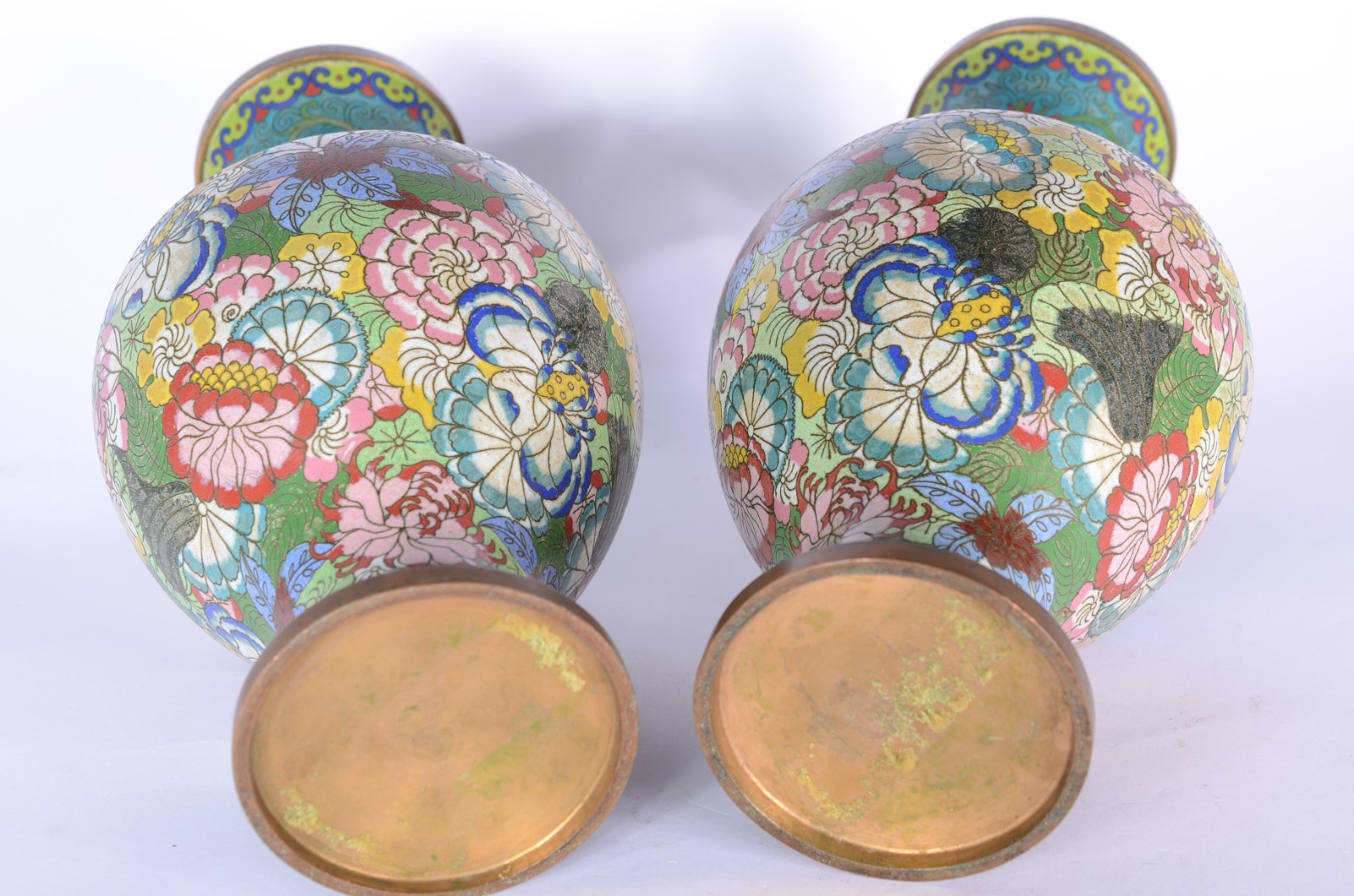 Par de vasos de cloisonné chines ricamente decorados com flores em... - foto 5 de 6
