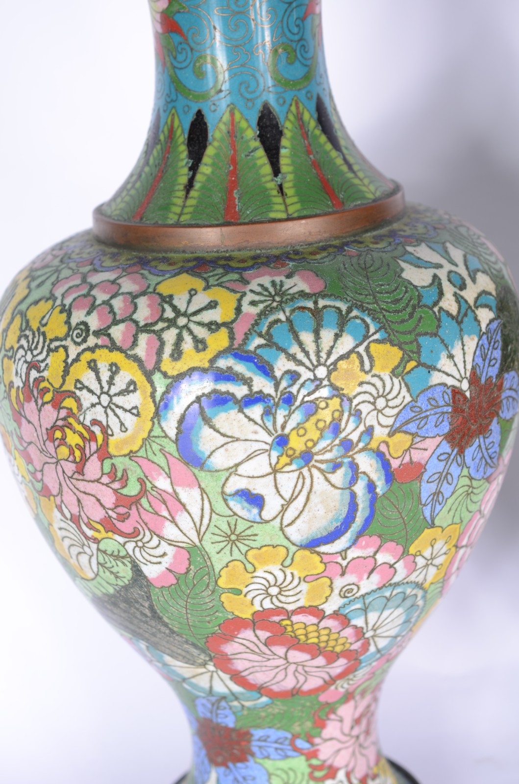 Par de vasos de cloisonné chines ricamente decorados com flores em... - foto 6 de 6