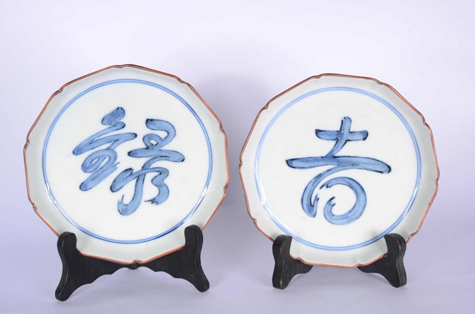Par de pratos orientais de porcelana azul e branco, bordas... - foto 2 de 5