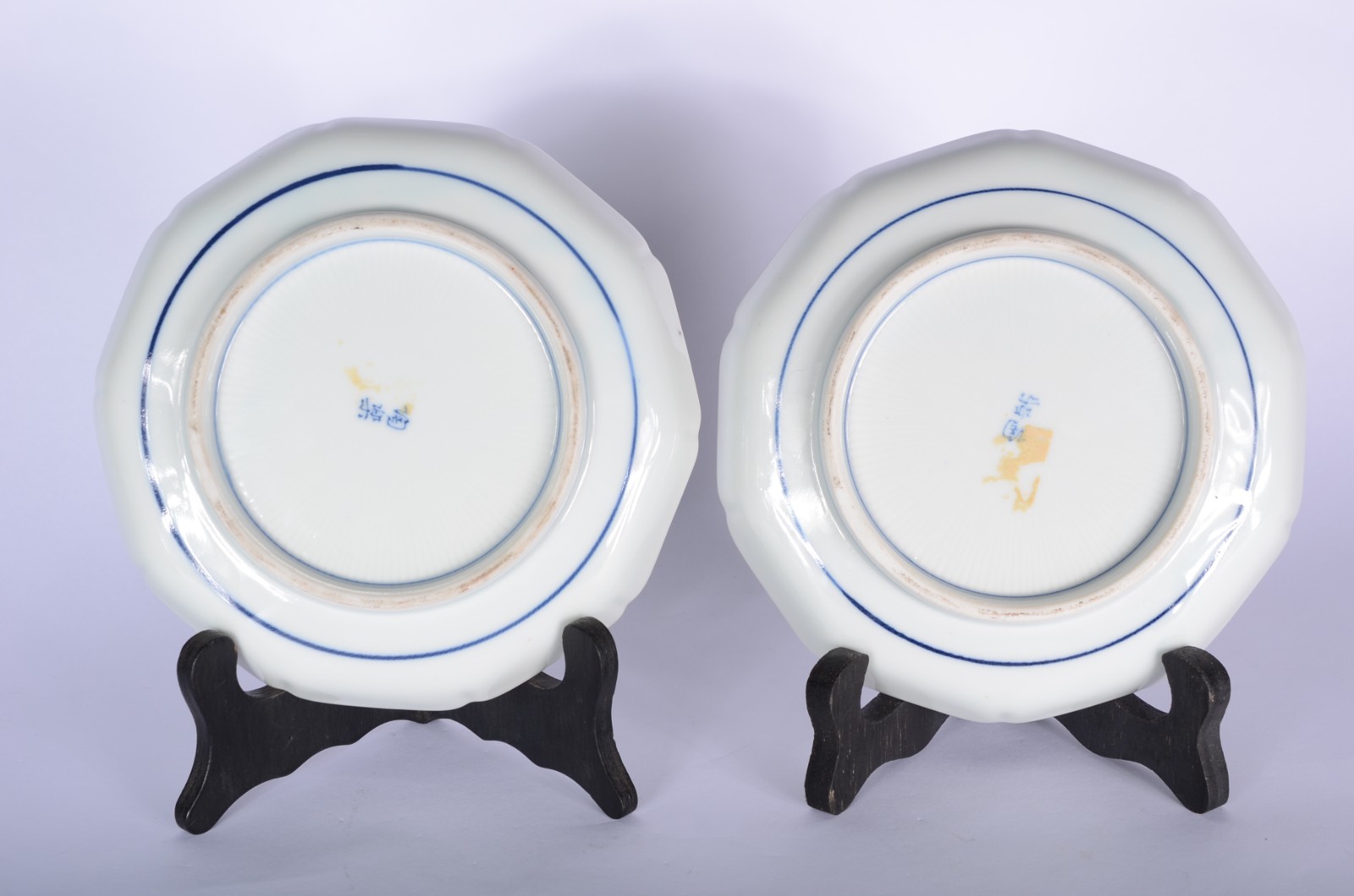 Par de pratos orientais de porcelana azul e branco, bordas... - foto 3 de 5