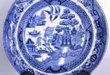STAFFORDSHIRE,  - Par de pratos de faiança inglesa "azul pombinho". Um com borda quebrada. Com craquelê e desgastes.
