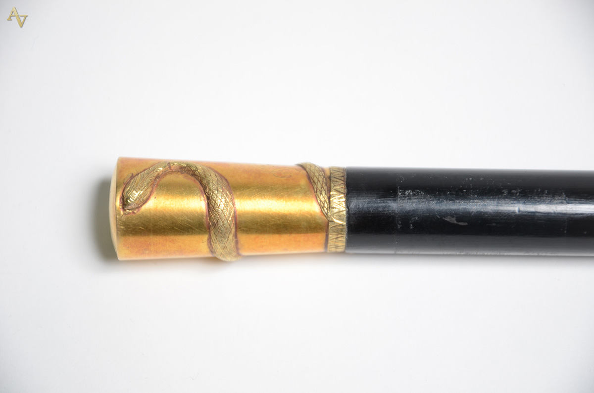 Bengala de madeira nobre com castão de ouro 18 k, "cobra" em... - foto 1 de 2