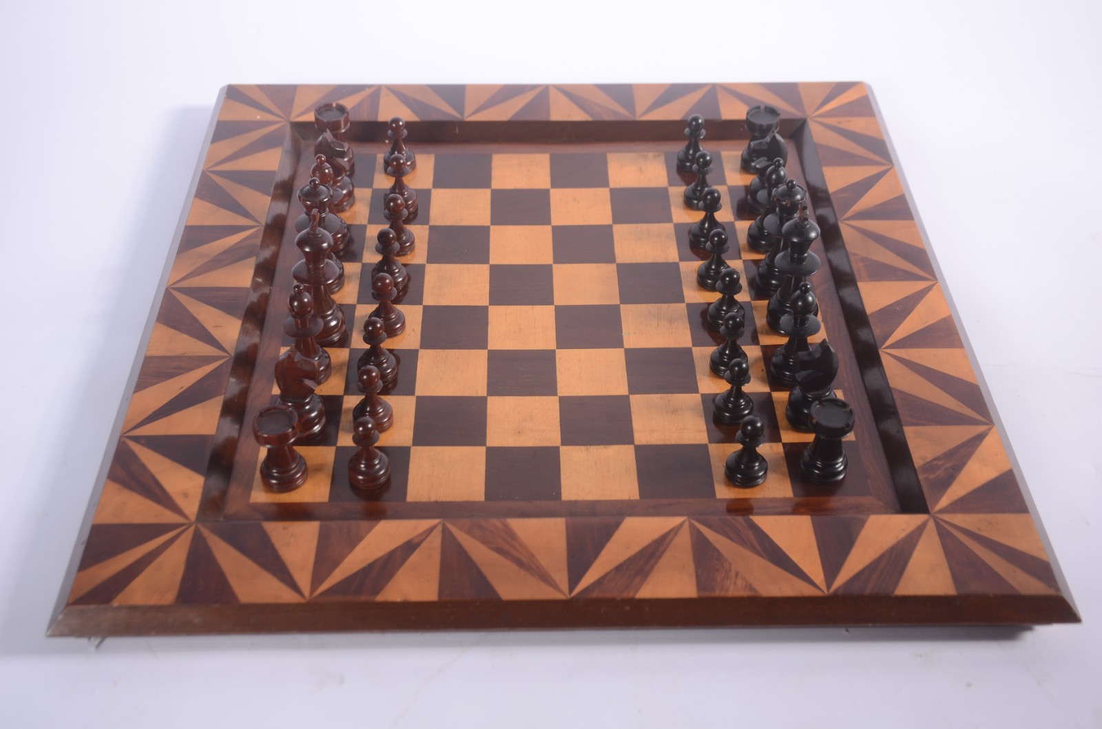Jogo de xadrez com tabuleiro de madeira marchetada e peças entalhadas... - foto 1 de 9
