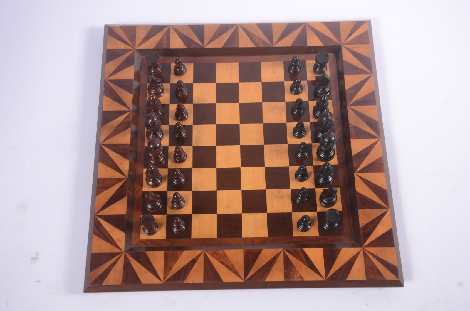 Jogo de xadrez com tabuleiro de madeira marchetada e peças entalhadas... - foto 2 de 9