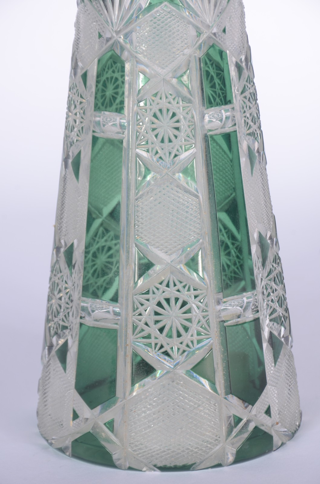 Garrafa de cristal frances doublé verde lapidado, bocal serrilhado... - foto 3 de 8